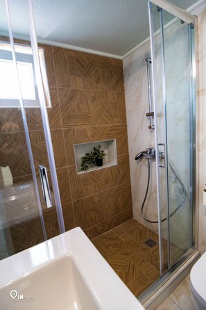 Shower, hair dryer, towels, soap - Ariadne - Elegant & Chic House in Egaleo/Athens (Egaleo)