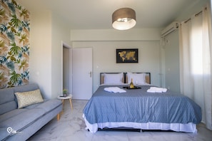 1 bedroom, desk, soundproofing, iron/ironing board - Ariadne - Elegant & Chic House in Egaleo/Athens (Egaleo)