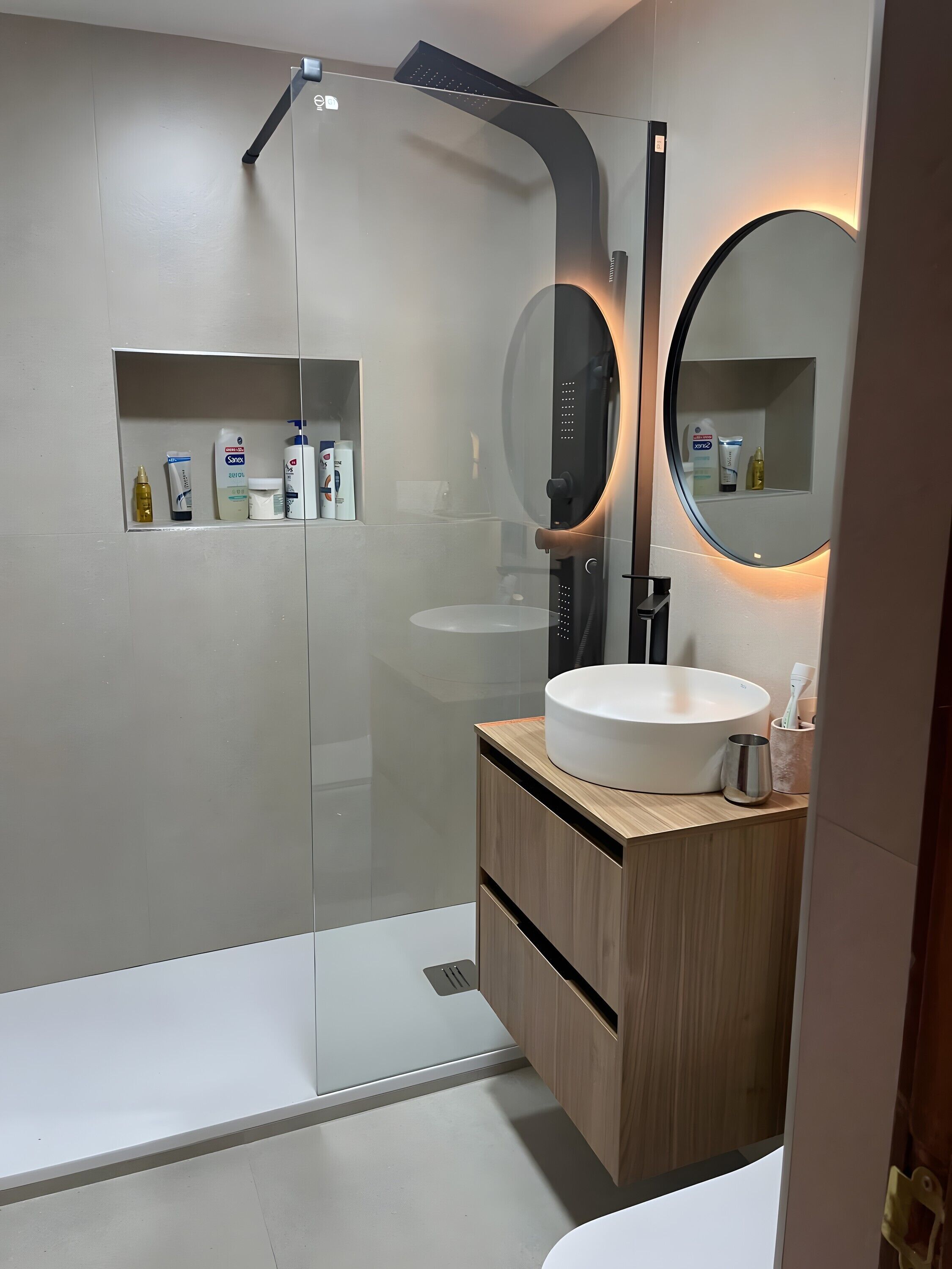 Een douche, een haardroger, handdoeken