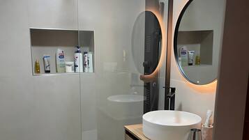 Een douche, een haardroger, handdoeken