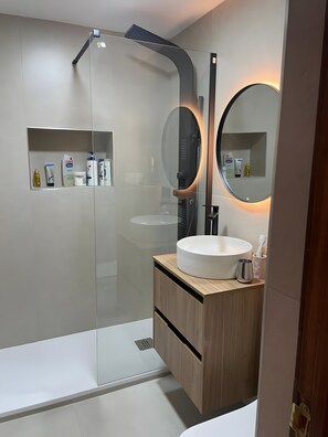 Douche, sèche-cheveux, serviettes fournies