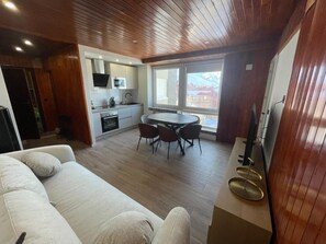 TV - Essence Sierra Nevada Apartment with Wi-Fi (Sierra Nevada)