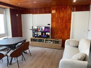 TV - Essence Sierra Nevada Apartment with Wi-Fi (Sierra Nevada)
