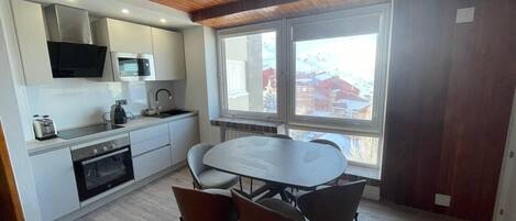 Køleskab, mikrobølgeovn, ovn, kogeplade