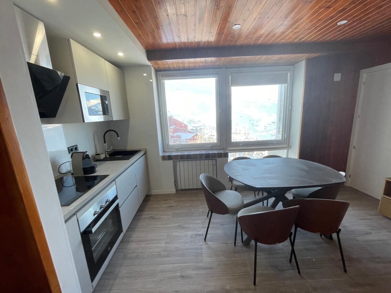 Frigorífico, microondas, horno y placa de cocina