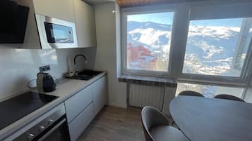 Jääkaappi, mikroaaltouuni, uuni, liesi