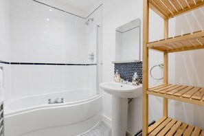 Shower, hair dryer - Brilliantly Located 1BDR Flat in West Kensington (Greater London)