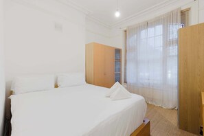 Iron/ironing board, Internet, bed sheets - Brilliantly Located 1BDR Flat in West Kensington (Greater London)