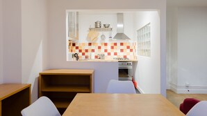 Dining - Brilliantly Located 1BDR Flat in West Kensington (Greater London)