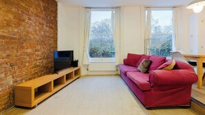 TV - Brilliantly Located 1BDR Flat in West Kensington (Greater London)