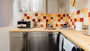 Fridge, microwave, oven, stovetop - Brilliantly Located 1BDR Flat in West Kensington (Greater London)