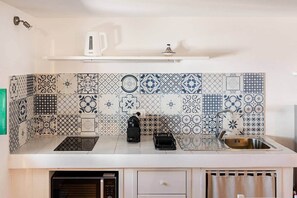 Refrigerador, microondas, horno y utensilios de cocina 