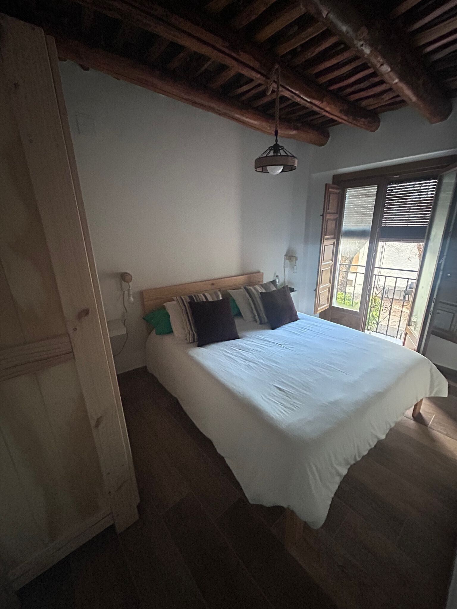 2 habitaciones, tabla de planchar con plancha, wifi y ropa de cama 