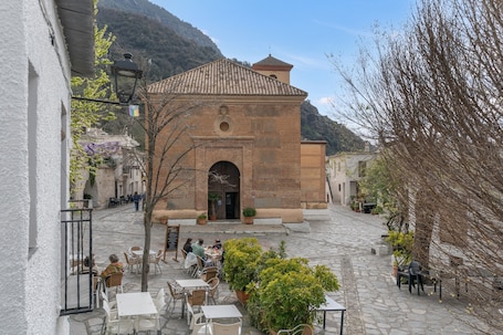Outdoor dining. Casa Pepa in Pampaneira – Charming Holiday Home in the Heart of La Alpujarra
