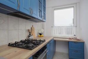 Réfrigérateur, four, lave-vaisselle, cafetière/bouilloire