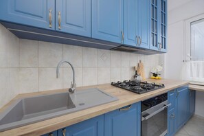 Fridge, oven, dishwasher, coffee/tea maker - Functional Apartment in Ochota | Separate Kitchen and Balcony (Warszawa)