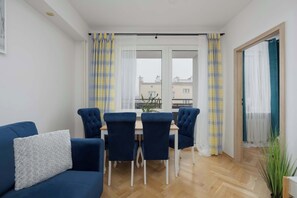 TV - Functional Apartment in Ochota | Separate Kitchen and Balcony (Warszawa)