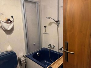 Dusj, hårføner og håndklær