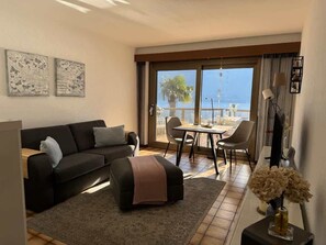 Una televisión, una oficina