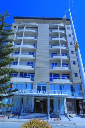 Vista frontal de la propiedad