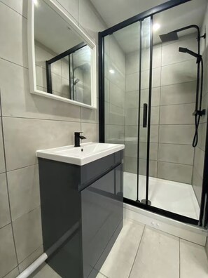 Douche, serviettes fournies