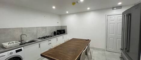 Lemari es, microwave, oven, dan kompor