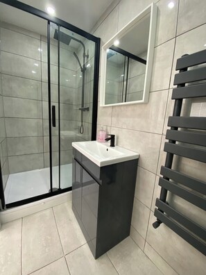 Een douche, handdoeken