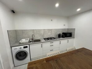 Een koelkast, een magnetron, een oven, een kookplaat