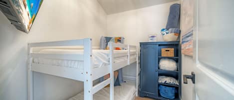 4 bedrooms, iron/ironing board, free WiFi, bed sheets