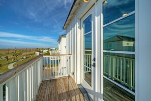 Exterior detail - Boardwalk Beach Access, Private Pool & Balcony Dining | Coastal Haven (Port Aransas)