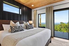 5 bedrooms, free WiFi, bed sheets - Sleeps 20 | Smokies Retreat • Hot Tub + Game Room + Movie Room | Heaven's View (Sevierville)