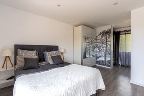 مكواة/لوح كي وخدمة الإنترنت وملاءات أسرّة