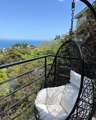 Atami is a popular tourist destination close to central Tokyo. Atatanchi is a rental villa with a vaulted ceiling and a great view. Please enjoy your time with your family and friends.