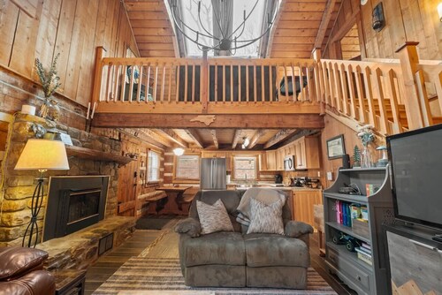 Rustic 5BR Cabin Near Grandfather Mtn, Linville & Blue Ridge Parkway <br>Sleeps 12 | 5 Bedrooms | 3 Bathrooms | Firepit | WiFi | Two Fireplaces | Outdoor Grill | Family-Friendly | Remote Work Ready