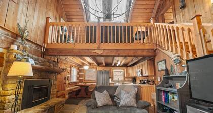 Rustic 5BR Cabin Near Grandfather Mtn, Linville & Blue Ridge Parkway <br>Sleeps 12 | 5 Bedrooms | 3 Bathrooms | Firepit | WiFi | Two Fireplaces | Outdoor Grill | Family-Friendly | Remote Work Ready