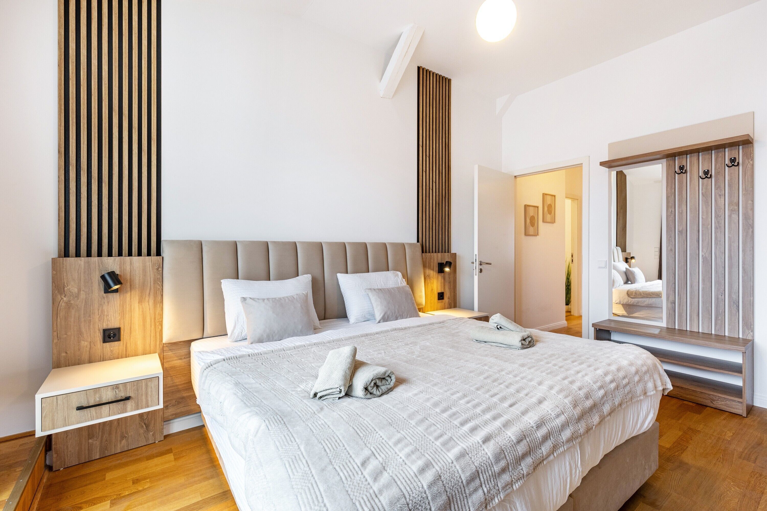 Een strijkplank/strijkijzer, wifi, beddengoed