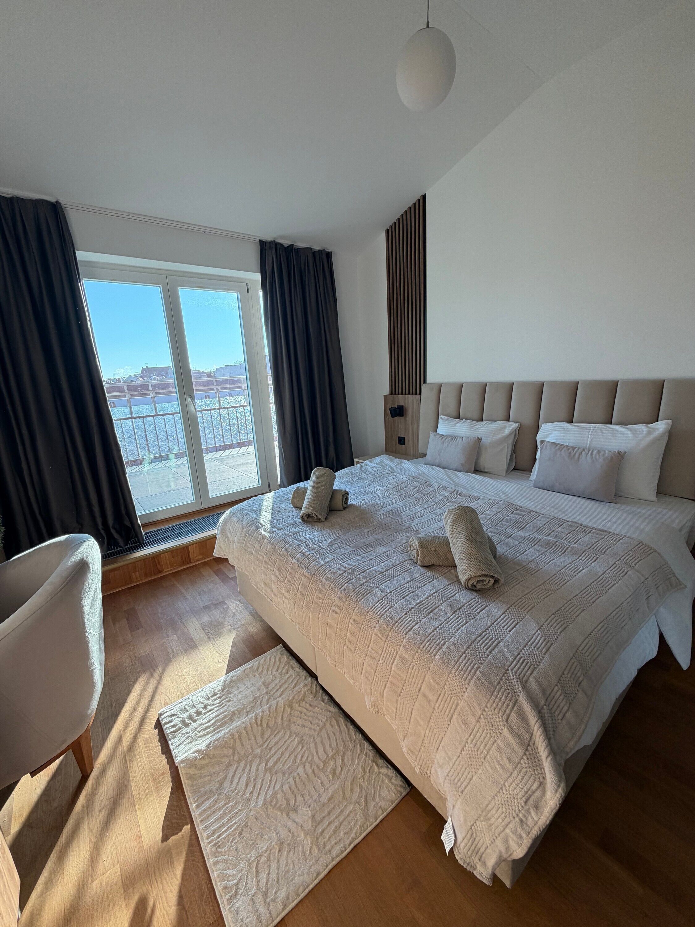 Silitysrauta/-lauta, Wi-Fi, vuodevaatteet