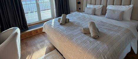 Tabla de planchar con plancha, wifi, ropa de cama