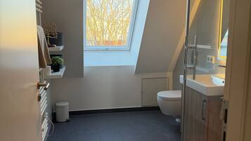 Dusch, hårtork och handdukar