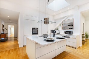 Geladeira, micro-ondas, fogão, cooktop