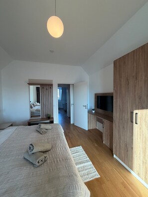 Een strijkplank/strijkijzer, wifi, beddengoed