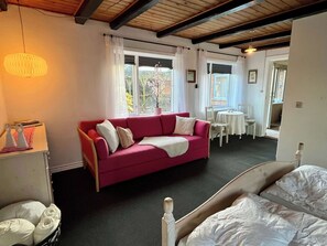 5 habitaciones, tabla de planchar con plancha, wifi y ropa de cama 