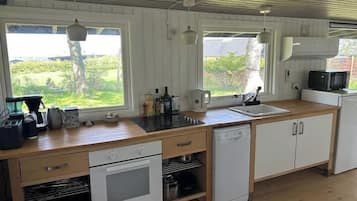 Kjøleskap, mikrobølgeovn, ovn og kokeplater