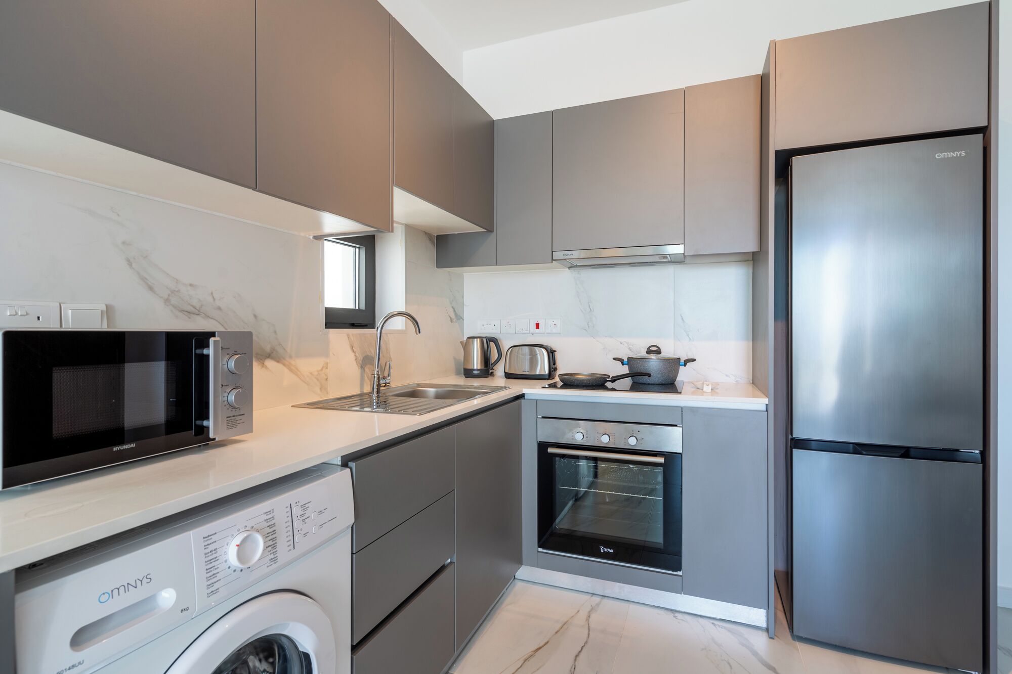 Apartamento, 1 cama doble con sofá cama, cocina, vistas a la ciudad | Cocina privada | Frigorífico grande, microondas, horno y placa de cocina