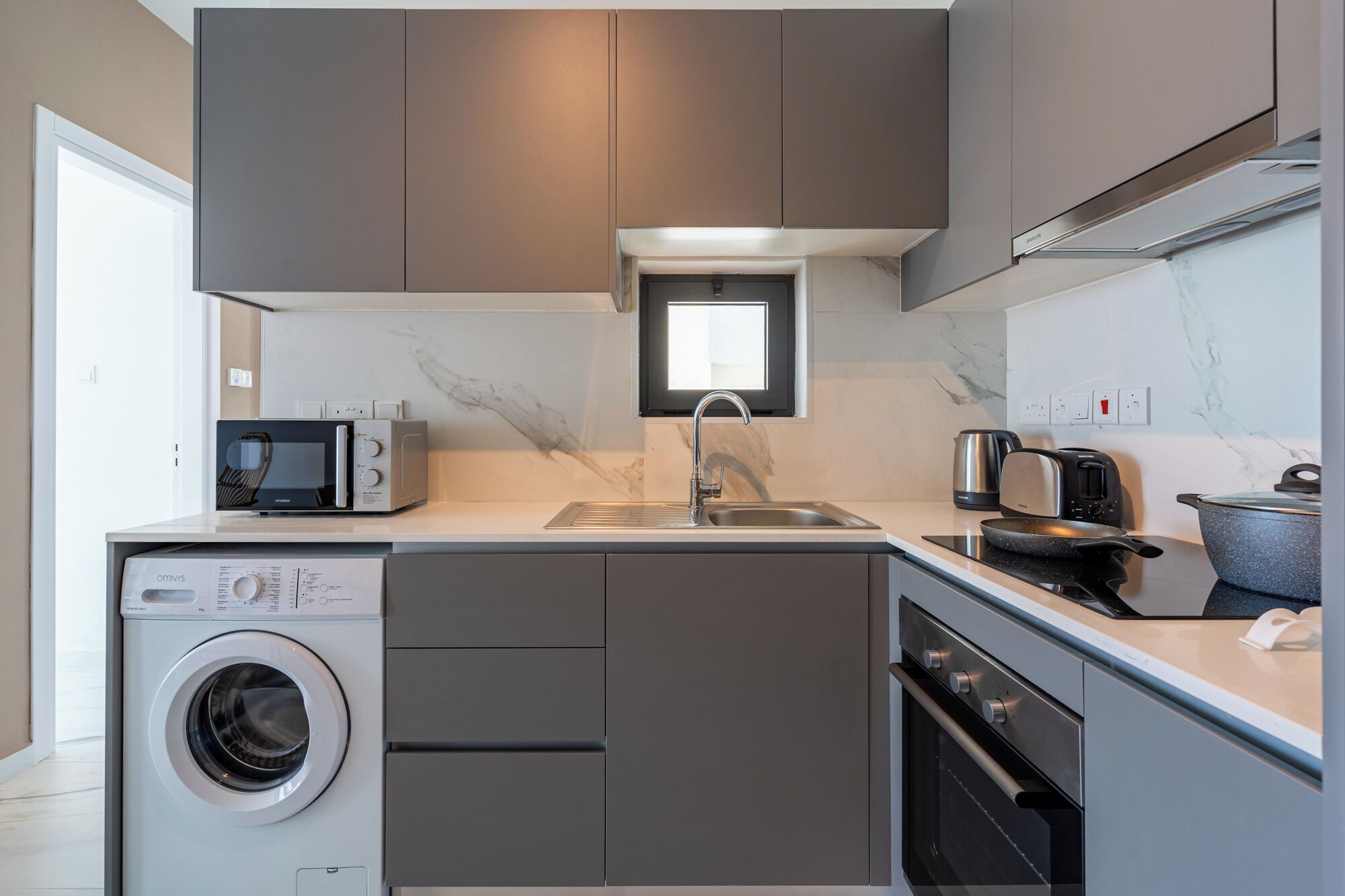 Apartment, 1 Double Bed with Sofa bed, Kitchen, City View | Private kitchen | Full-size fridge, microwave, oven, stovetop