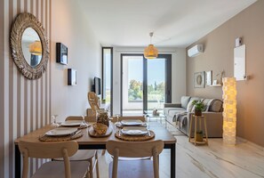 Leilighet, 1 dobbeltseng med sovesofa, kjøkken, byutsikt | Spiseområde på rommet