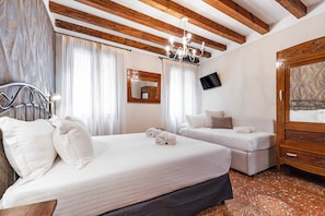 Standard Triple Room | Hypo-allergenic bedding, soundproofing, cribs/infant beds, free WiFi - Locanda Art Deco' (Venice)