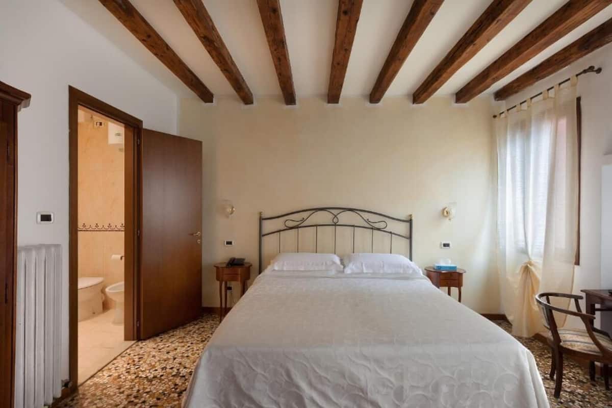 Hypo-allergenic bedding, soundproofing, cribs/infant beds, free WiFi