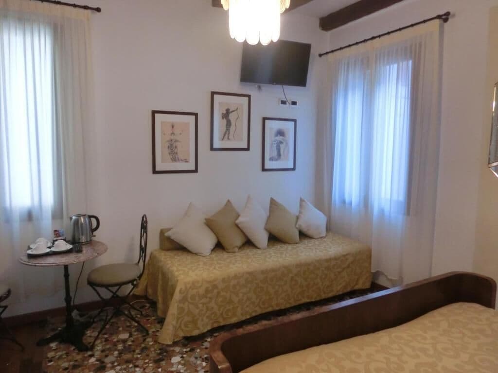 Standard-Dreibettzimmer | Allergikerbettwaren, schallisolierte Zimmer, Babybetten