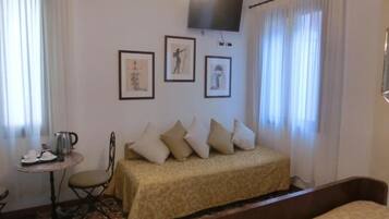 Standard-Dreibettzimmer | Allergikerbettwaren, schallisolierte Zimmer, Babybetten